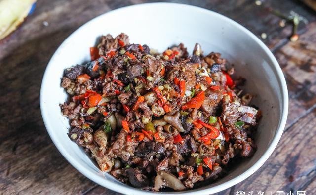 舅舅一家来做客，妈妈做了8个农家菜招待，网友真富有