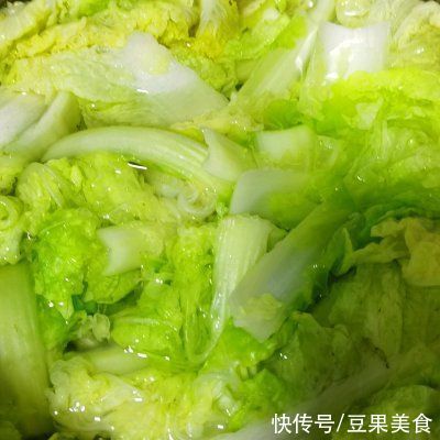 小米辣|小白菜炒蟹黄菇这样做，营养又美味