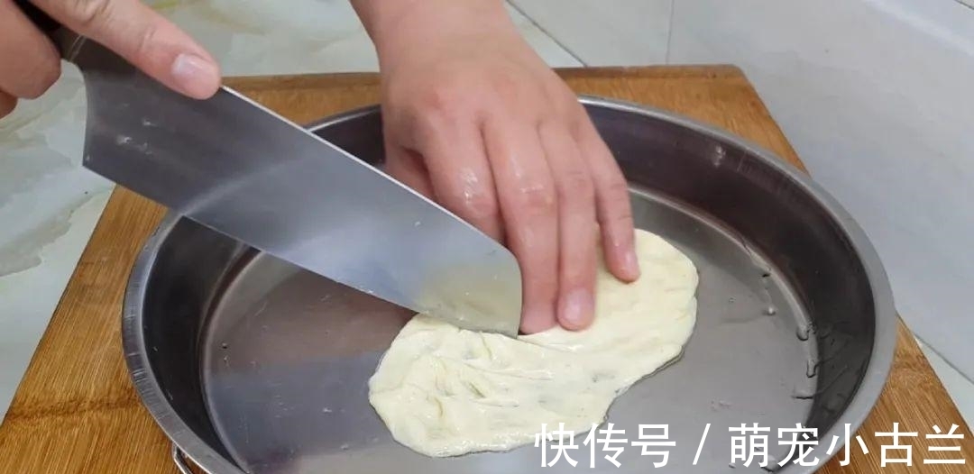 鸡蛋|2个鸡蛋，3勺面粉，不用擀面，做出创意油炸饼，比吃油条还过瘾！