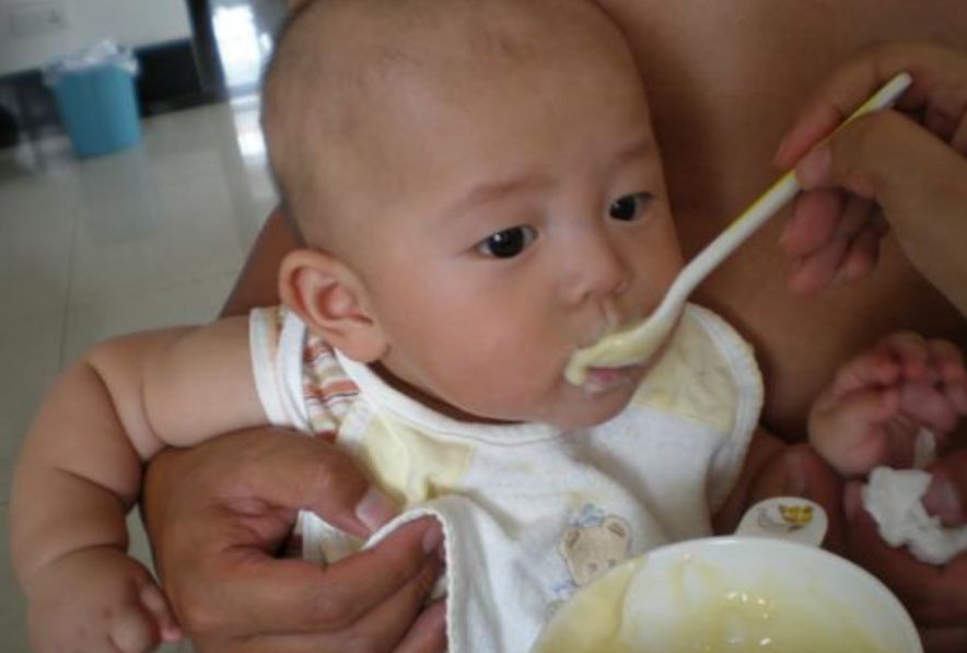 生长发育|孩子添加辅食,不要只盯着月龄看,这3个条件也很重要