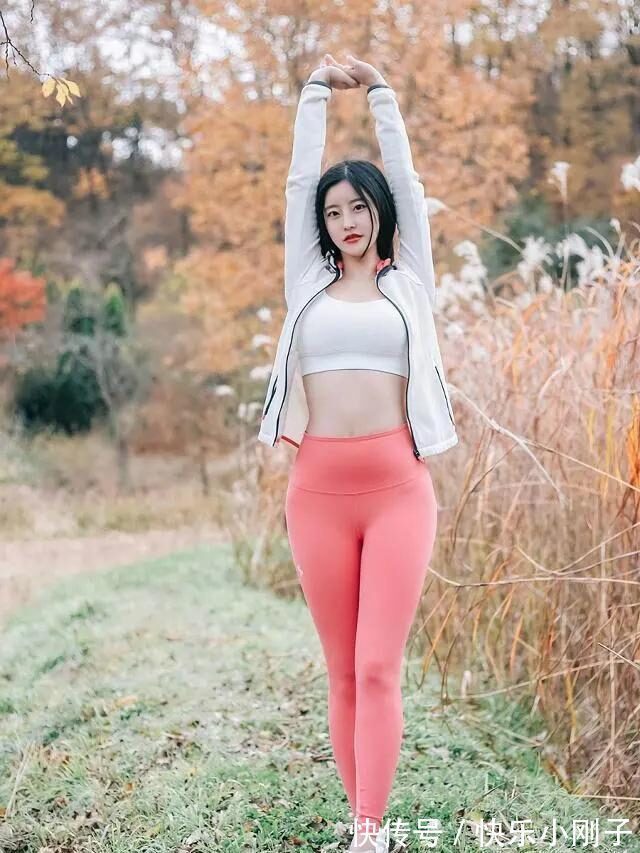 穿搭 打底裤的穿搭个性中彰显时尚,尽显潮流风范