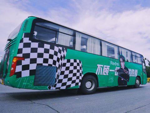 愛豆|樂華演唱會一片綠海，滿場都是王一博應(yīng)援色！不愧是樂華唯一TOP