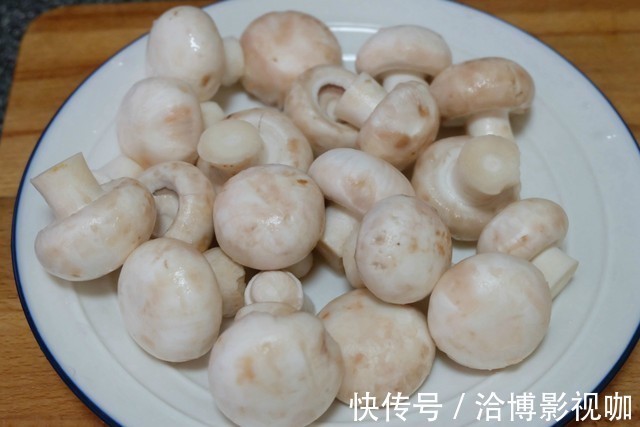 口蘑这个做法好,简单易学的快手家常菜,清爽鲜嫩,热量低不怕胖