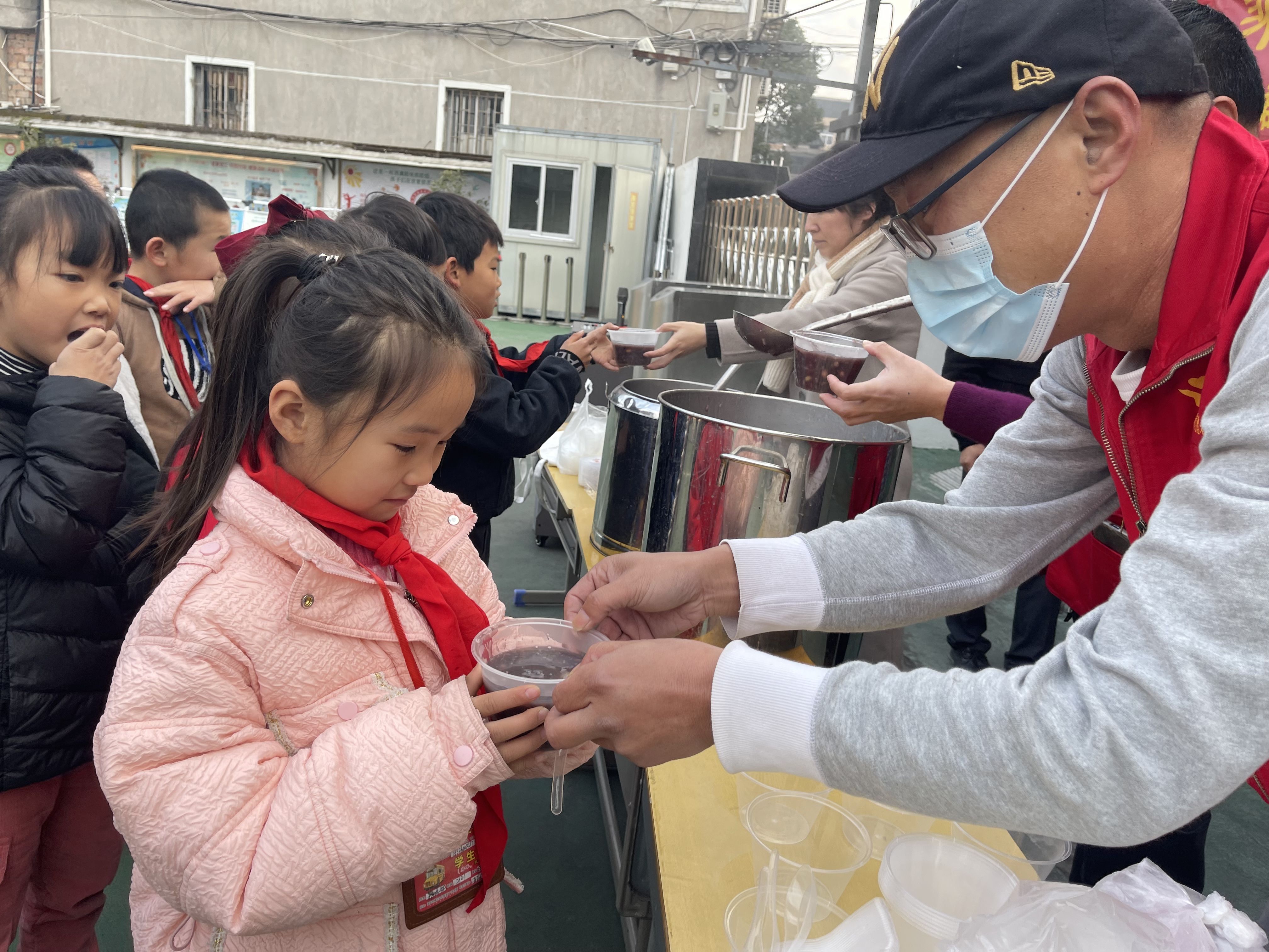 志愿者们|“粥”到暖心~ 温岭民工子弟小学收到3000多份腊八粥