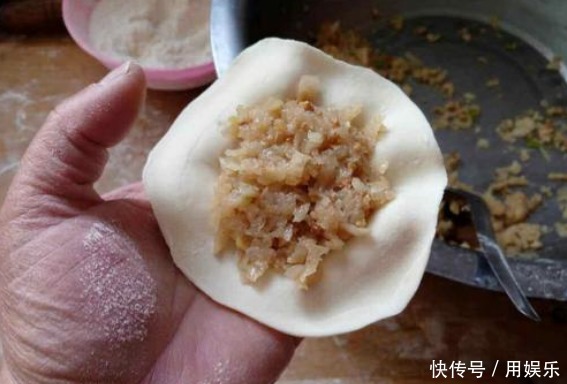萝卜做馅时,不要再焯水了,学会一招好方法,饺子鲜味足,好吃