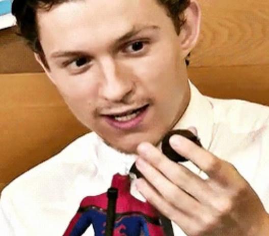 动作|荷兰弟宣传电影,不小心把手办的头弄掉,之后一个动作逗笑全场