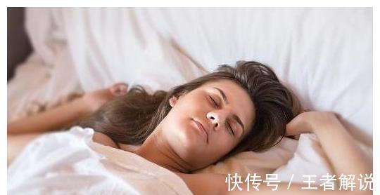 女人|女人睡觉需要穿睡衣吗？若坚持“裸睡”，可能“白捡”3大好事！