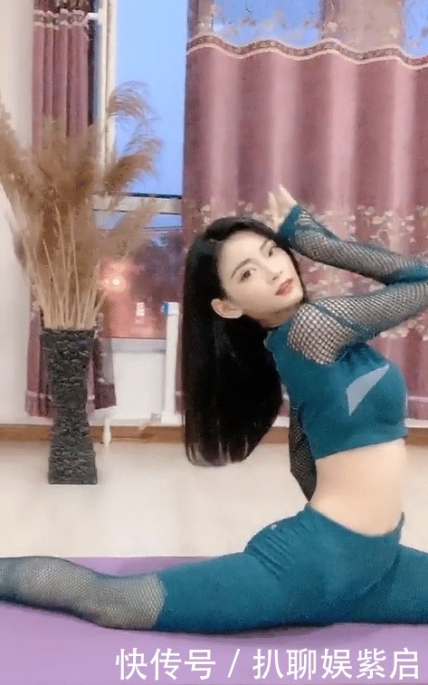 a495|室内瑜伽的美女,看这技术就知道没少吃苦!
