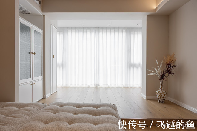 连通性|90㎡简约三居,秋日暖阳中的侘寂之美