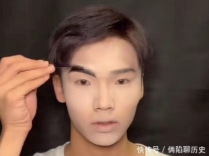小哥哥仿妆“白皇后”走红,开局:凑凑热闹吧,成品:高级脸?