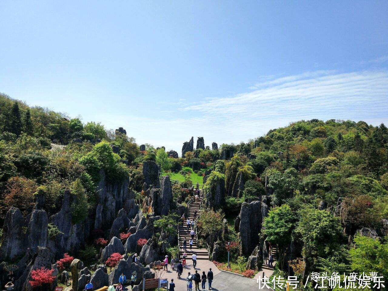 中国有座灵验的爱情山，两座石头形似亲吻非常神奇，别处都见不到