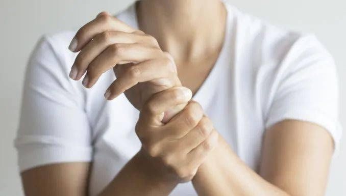 颈部|指尖麻木非小事，谨防患上颈椎病