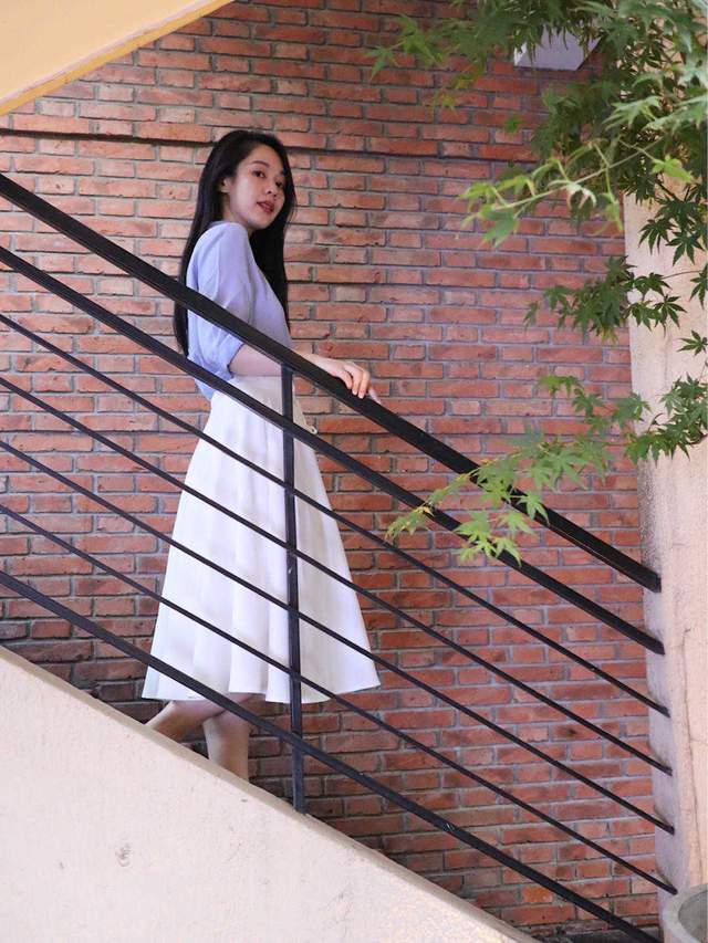 衬衫搭配|梨形身材和微胖女孩的福利,蓝色衬衫搭配白色半身裙,时髦大气