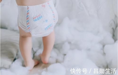 小动作|宝宝睡整觉后,晚上还需要给他们换尿不湿吗?主要得看这3个因素