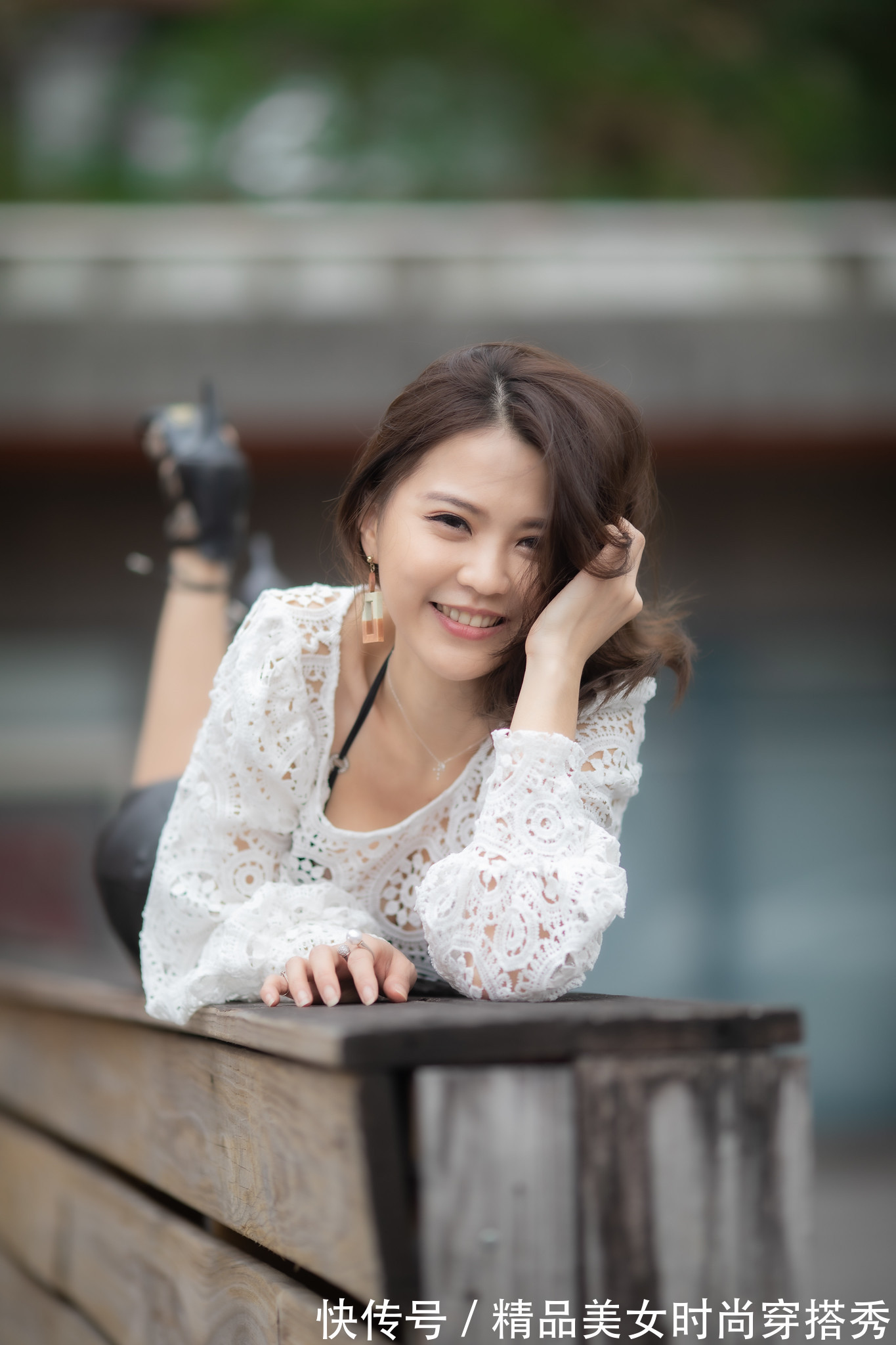 短裤裙|白色钩花蕾丝罩衫搭配西装短裤裙,惊艳绝伦,诠释靓女风韵