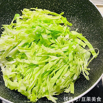 快手饭??素炒饼(丐版)超还吃,我家三天两头吃一次
