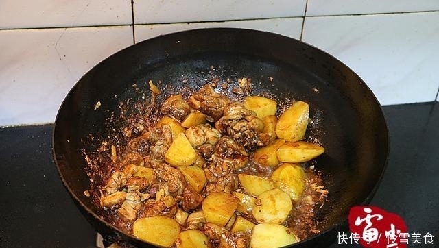 土豆别再炒丝了，像我这样烧，味道比鸡肉好！