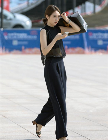 街拍时尚性感的小姐姐,仙女般的气质,凸显女神的魅力