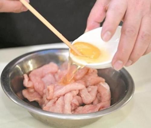 口感|大厨告诉你不管炒啥肉,都别用淀粉腌制,牢记这3点,鲜嫩入味