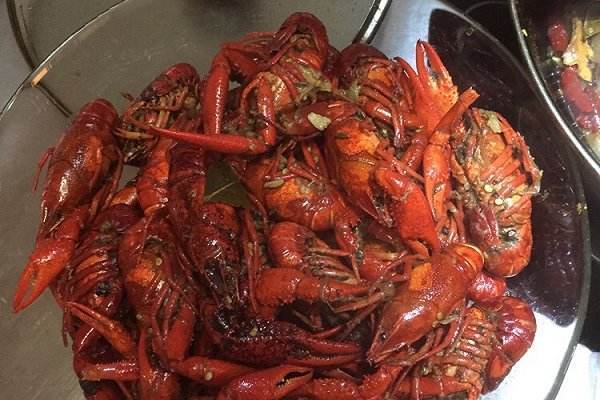 小龙虾|男孩从小吃小龙虾长大,肚子疼去医院检查后,医生习惯的后果