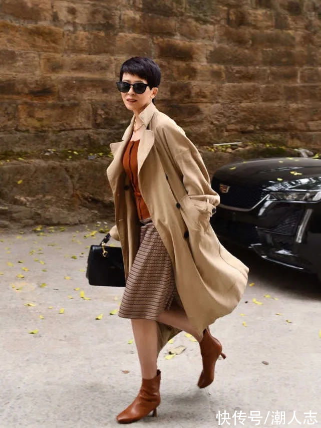 搭配 4、50岁女人，国庆出游别穿一身花！这3种颜色搭配，显白又高级