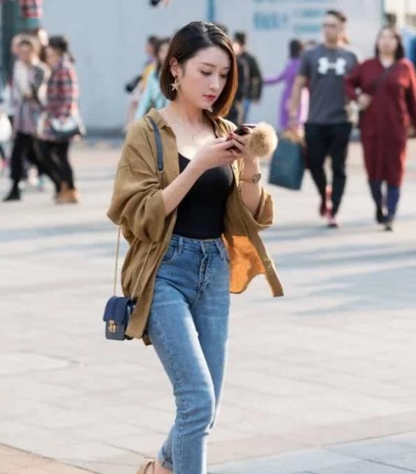 时尚|长发飘飘的小姐姐,身穿紧身连衣长裙,尽显时尚唯美好身材