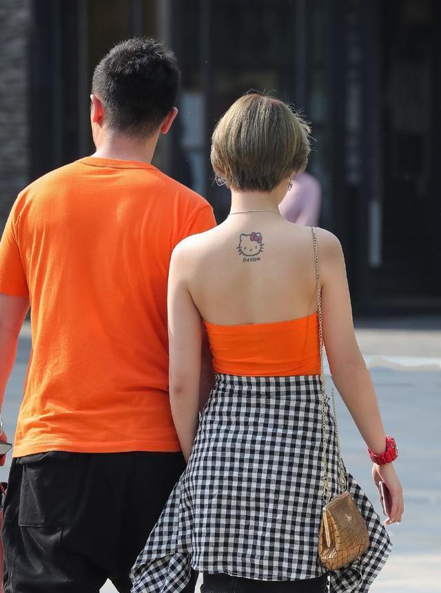 小姐姐|胖女孩的另类穿搭,把防晒衣当腰带,故意“剪破”牛仔短裙