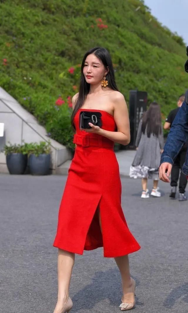 飘逸|清秀小姐姐飘逸裙装搭配高跟鞋时尚靓丽