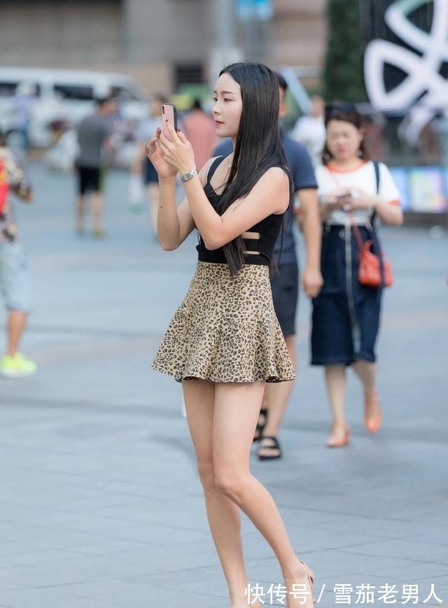 街拍|街拍:短裙穿搭的小姐姐们