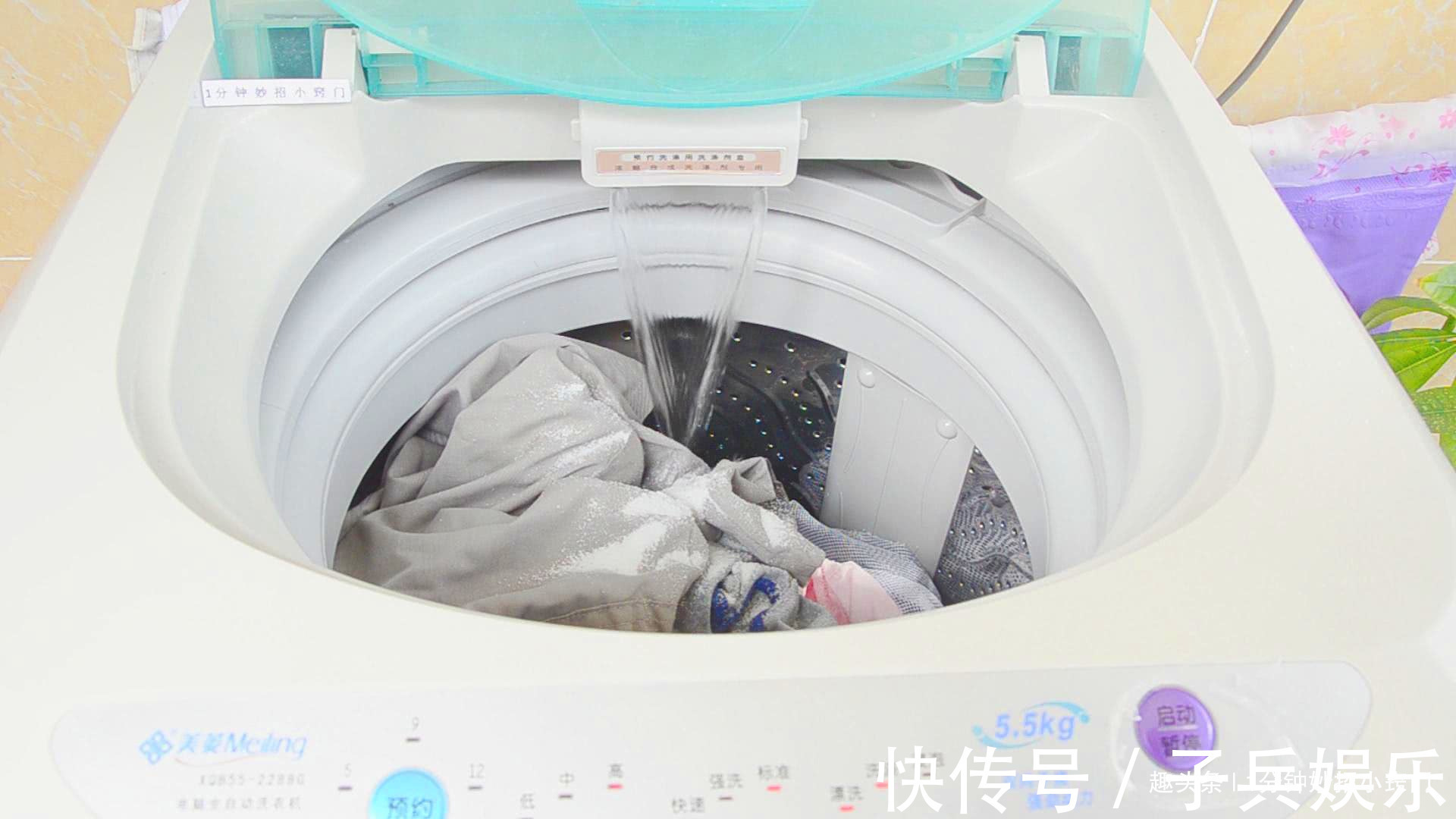 洗衣服时不要只放洗衣粉,教你一个诀窍,洗完后跟新买的一样干净