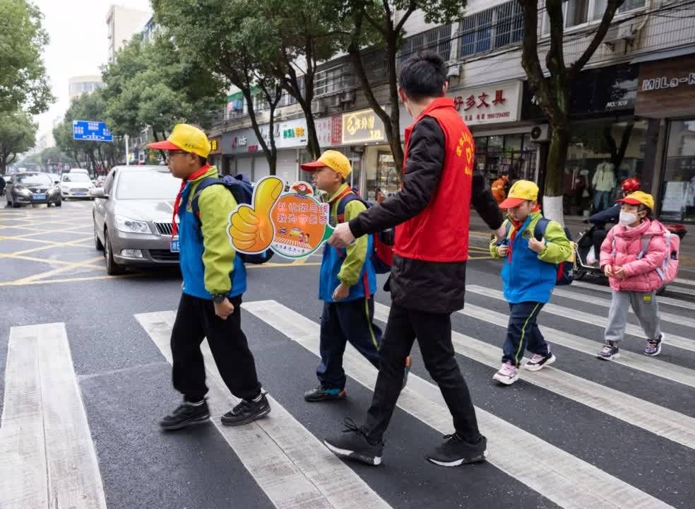 湖州德清爱心教师守护斑马线|全国交通安全日 | 湖州