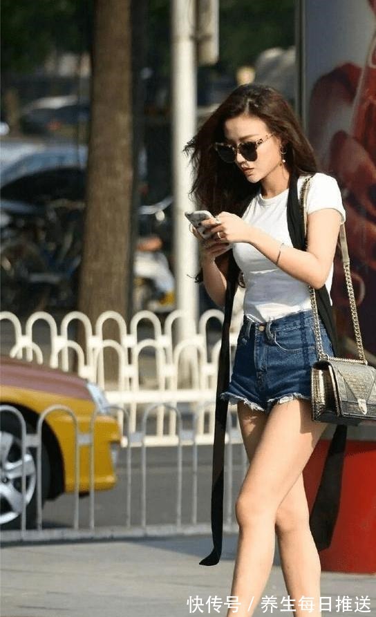 视觉效果 蓝色短裤搭配蓝色厚底鱼嘴高跟鞋，时尚还超显瘦！