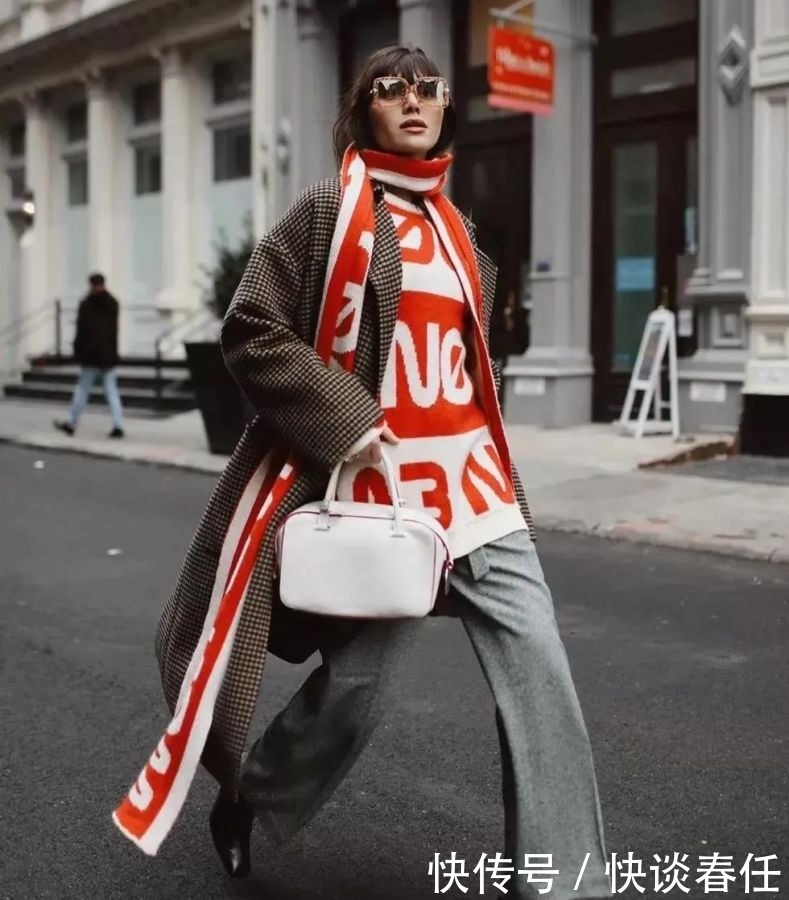 大衣+围巾=冬日最强搭配!温暖时髦、超显脸小,不穿你就真输了