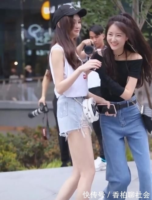 浅蓝色 同身形闺蜜出街,终于知道穿长裤和穿短裤的区别差距一目了然