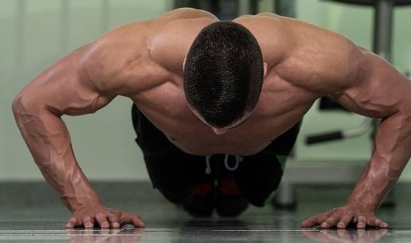 增肌|做俯卧撑练胸与用杠铃卧推练胸相比，这3点告诉你肌肉差距有多大