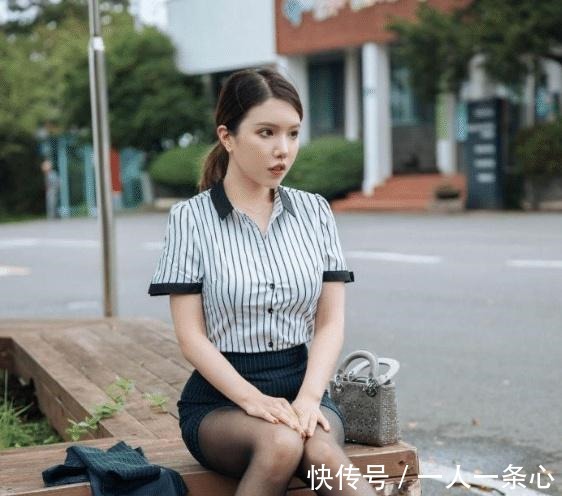 衬衫|路边偶遇职场小姐姐，黑色包臀裙配条纹衬衫，回头率肯定很高！