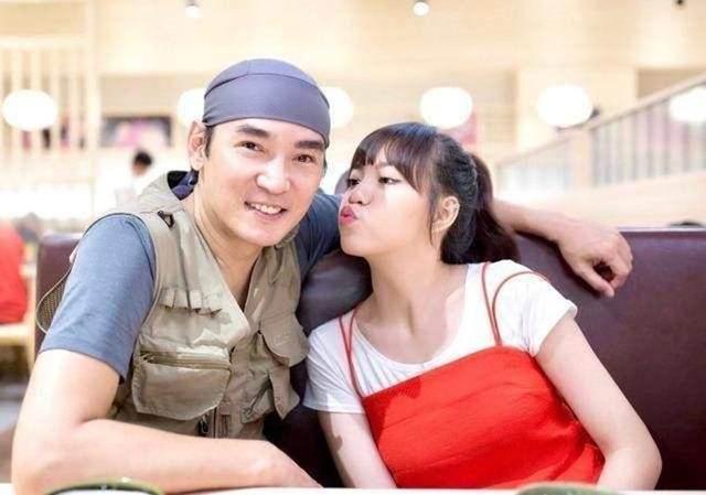 直男|宝妈穿露肩装抱娃出门,“直男宝宝”担心妈妈走光,不停往上拉