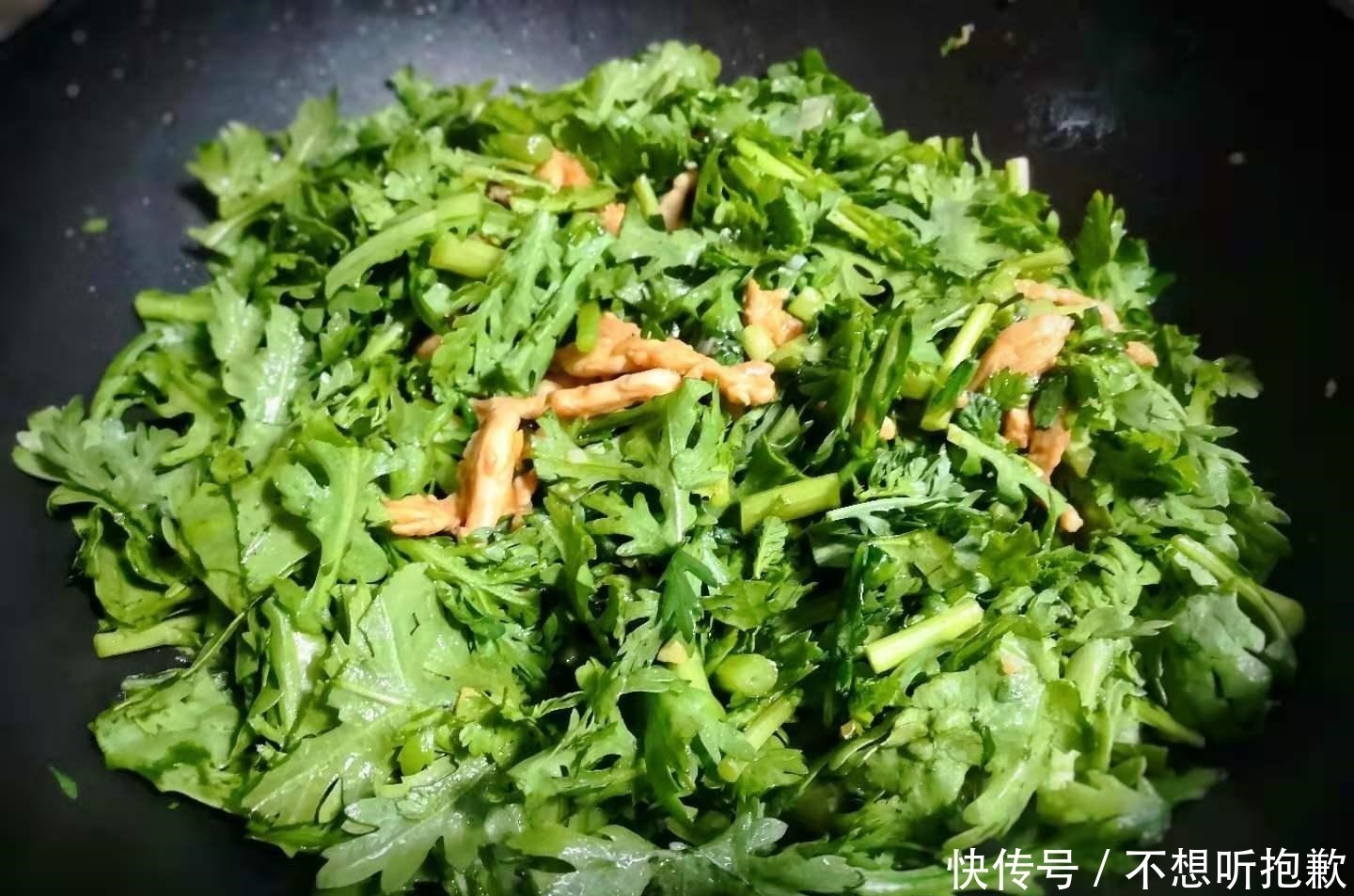 茼蒿炒鸡肉|天越冷，这菜就越肥嫩，正大量上市，3块钱一斤，炒着吃特别香！