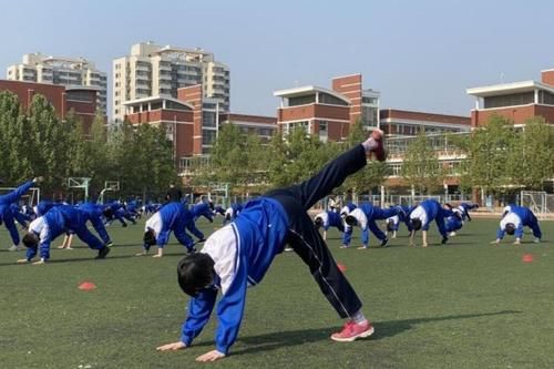 体育老师生病发朋友圈，各科老师纷纷评论，看完让人“心拔凉”