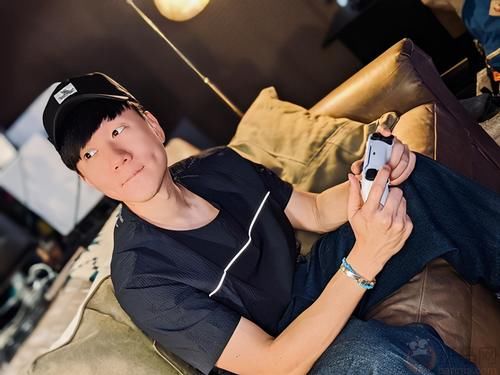 受邀|林俊杰受邀试玩PS5次世代主机 晒出与新主机帅气合影