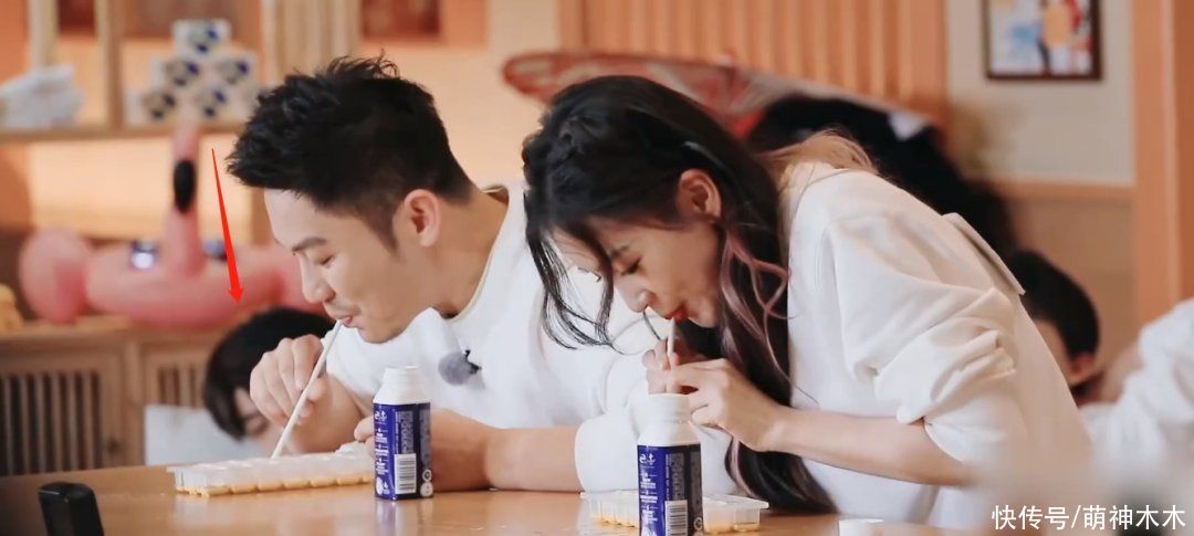 節目|蔡徐坤《奔跑吧》玩手機被發現，常駐MC都在努力，他卻在摸魚