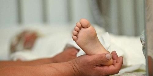 宝妈|一岁孩子被沸水烫伤,看到宝妈的处理方式,医生竖起大拇指