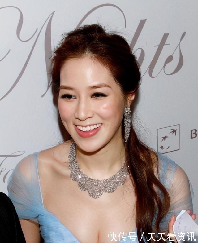 李家诚|14岁被富豪追,婚礼花费10亿,8年生4个孩子,发话还要生