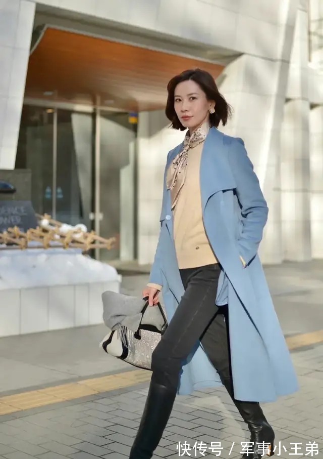 优雅 真正有品位的女人,都喜欢把丝巾作为穿搭的重点,优雅又高级