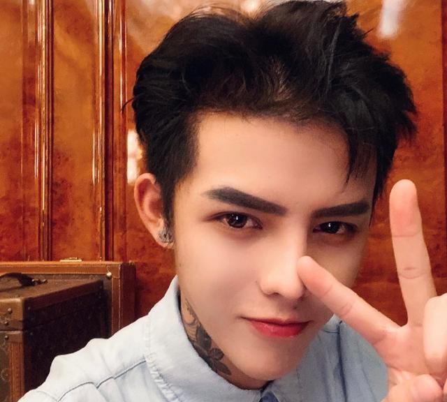 殷世航脱离“低趣味”?看到他和学生1互动画面,黑粉集体自闭!