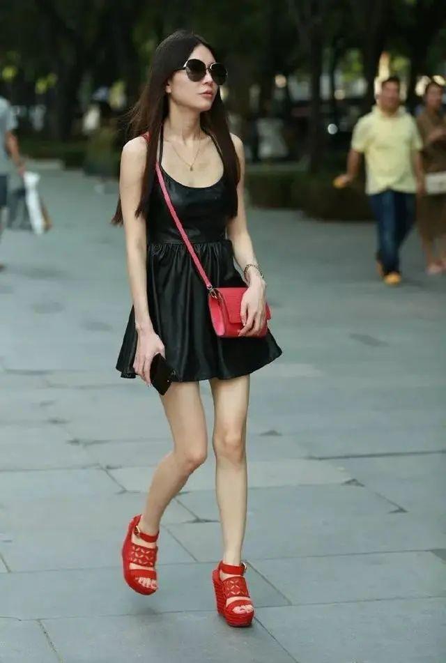 红色高跟鞋|小姐姐身穿黑色上衣,搭配黄色的休闲裤,看上去清新亮丽又时尚