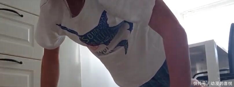 跑步|瘦小伙坚持1个月的俯卧撑、深蹲、仰卧起坐，每天10公里跑步