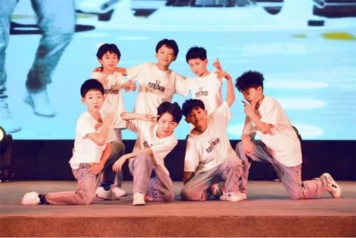 平均年龄|从平均年龄8岁的男团背后,重新审视国内选秀:从未彻底消失