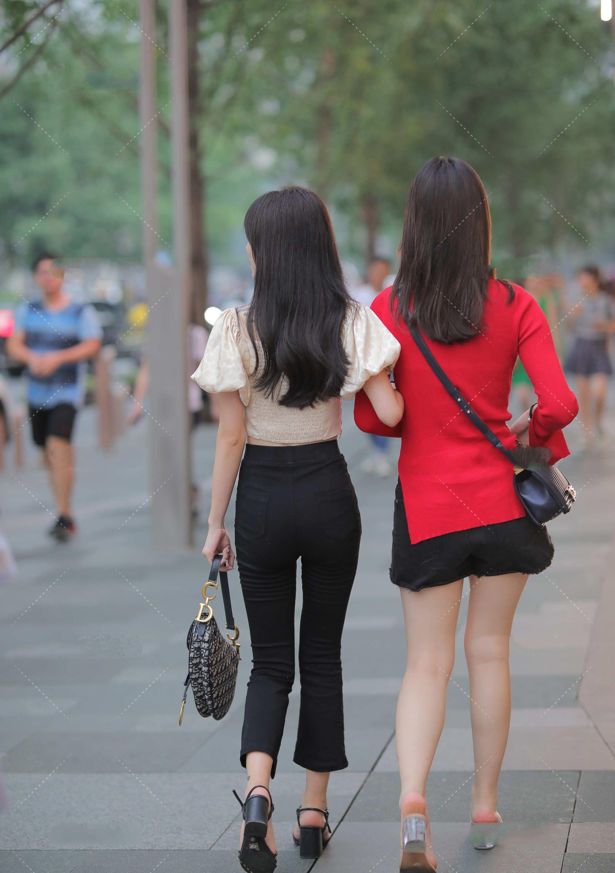 洋气|香槟色泡泡袖上衣,洋气高级,搭配黑色喇叭裤,更显时尚感