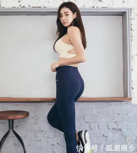 流畅|街拍性感紧身打底裤美女,高端流畅的线条,衬托出迷人身体曲线